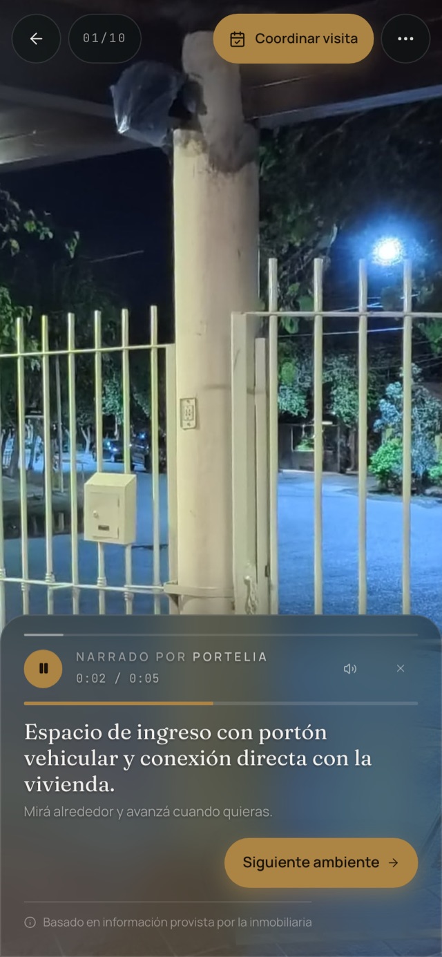 Recorrido guiado en el celular: narración con audio y texto sobre la escena, y botón Siguiente ambiente